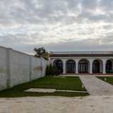 A seguito dell�avvenuto restauro sono oggi ben evidenti i tratti lussuosi che caratterizzavano la dimora, con il suo massiccio pronao ad archi con colonne ioniche